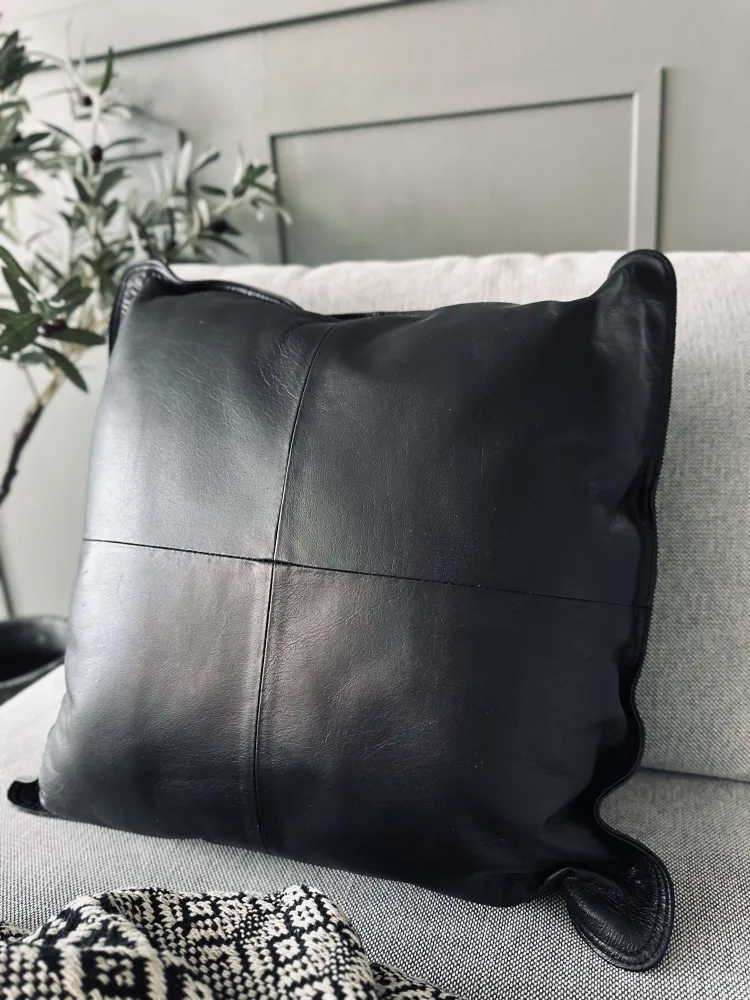Pude i sort læder – 50x50cm
