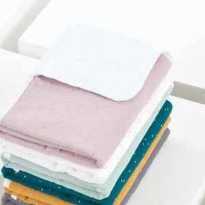 Muslin pusleunderlag med gyldne prikker på pink
