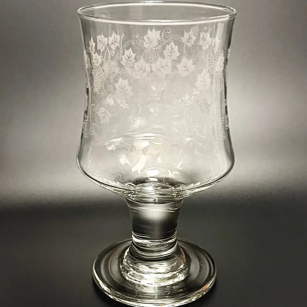Store Bacchus rødvinsglas med ætset vinranke
