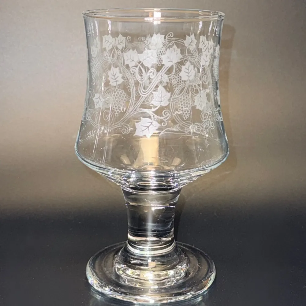 Store Bacchus rødvinsglas med ætset vinranke