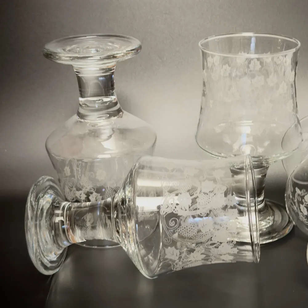 Store Bacchus rødvinsglas med ætset vinranke