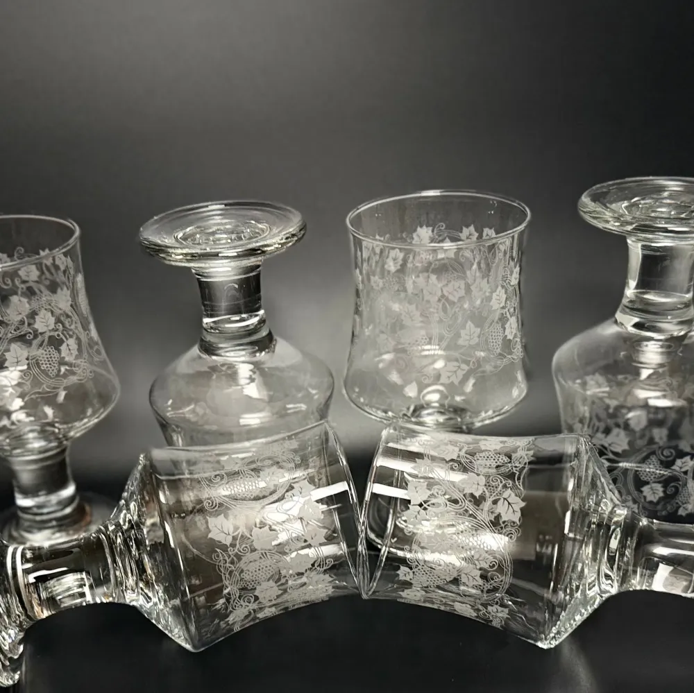 Store Bacchus rødvinsglas med ætset vinranke
