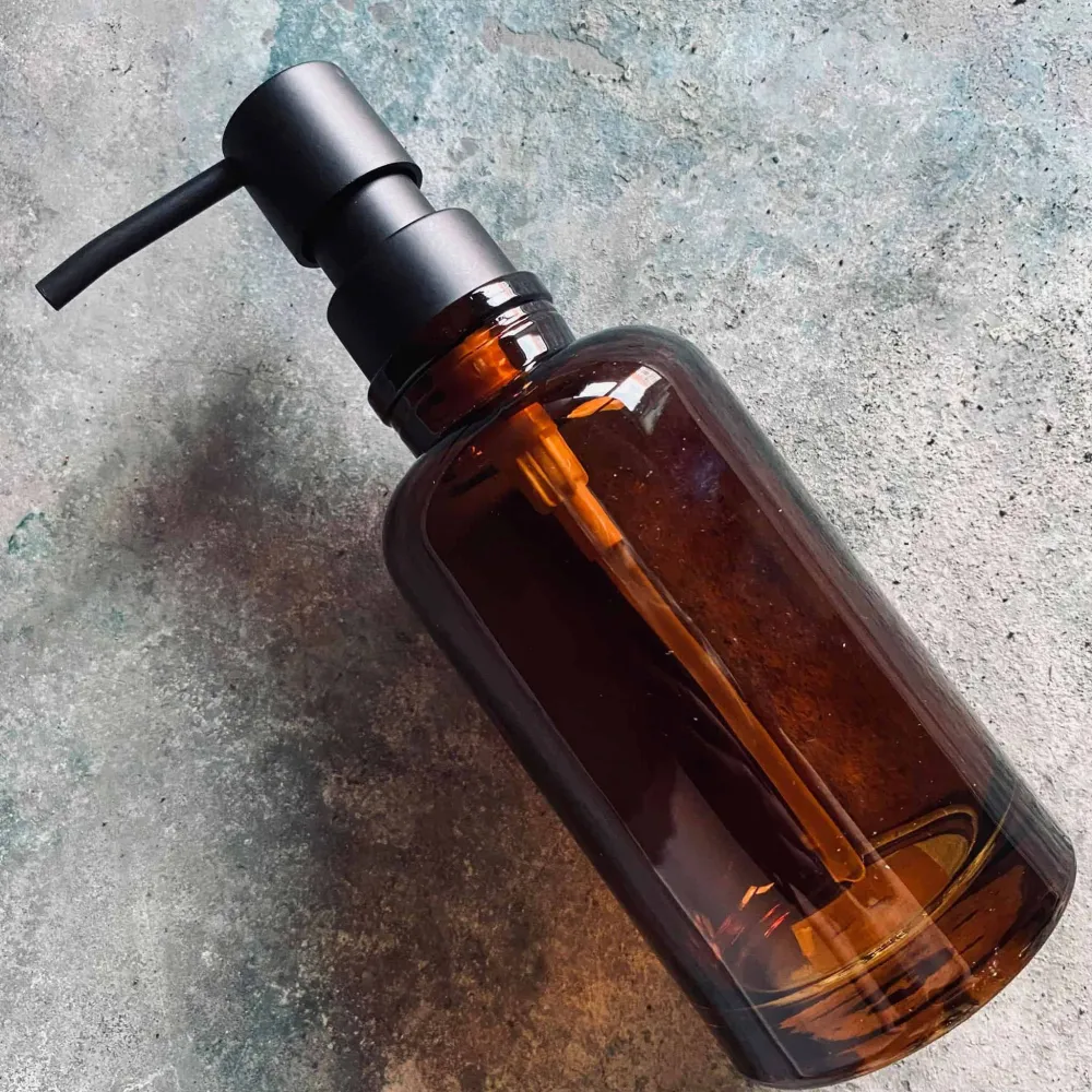 Sæbedispenser med brunt glas og sort top