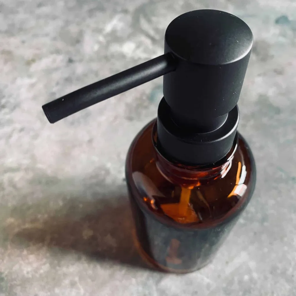 Sæbedispenser med brunt glas og sort top