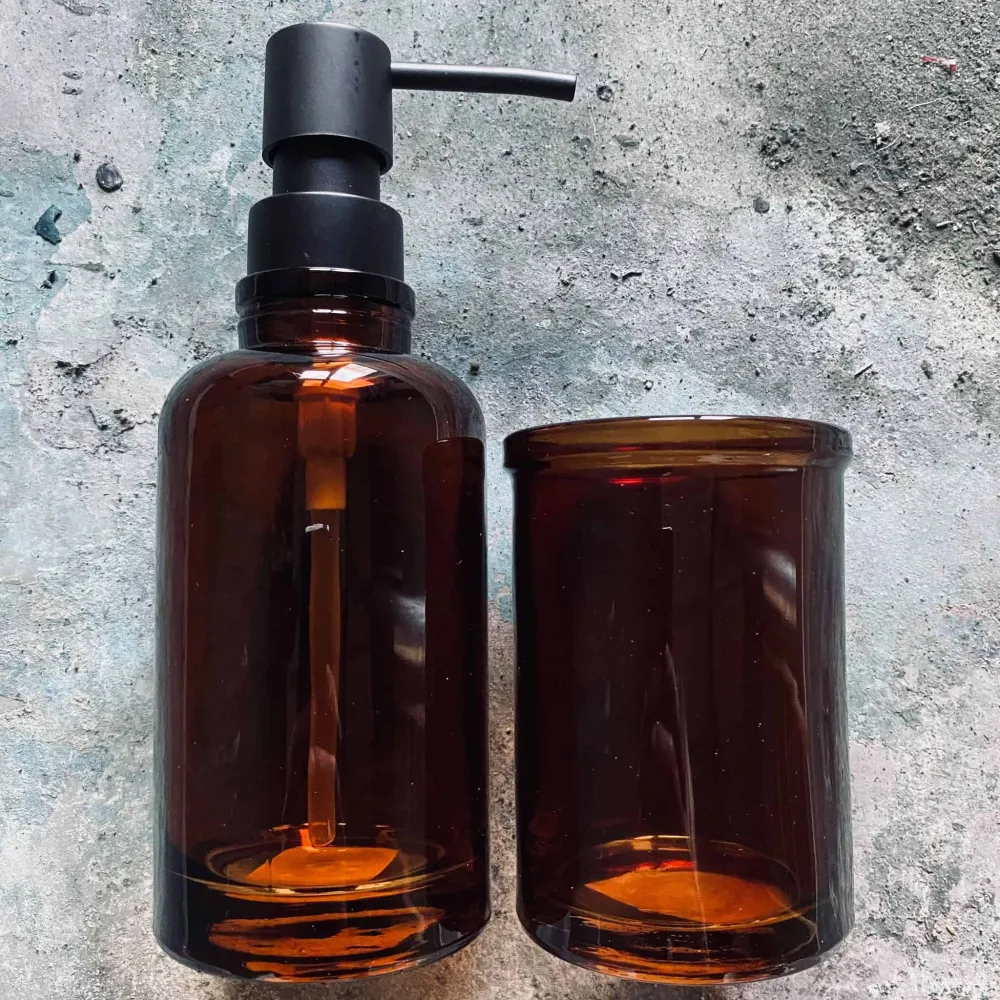 Sæbedispenser med brunt glas og sort top