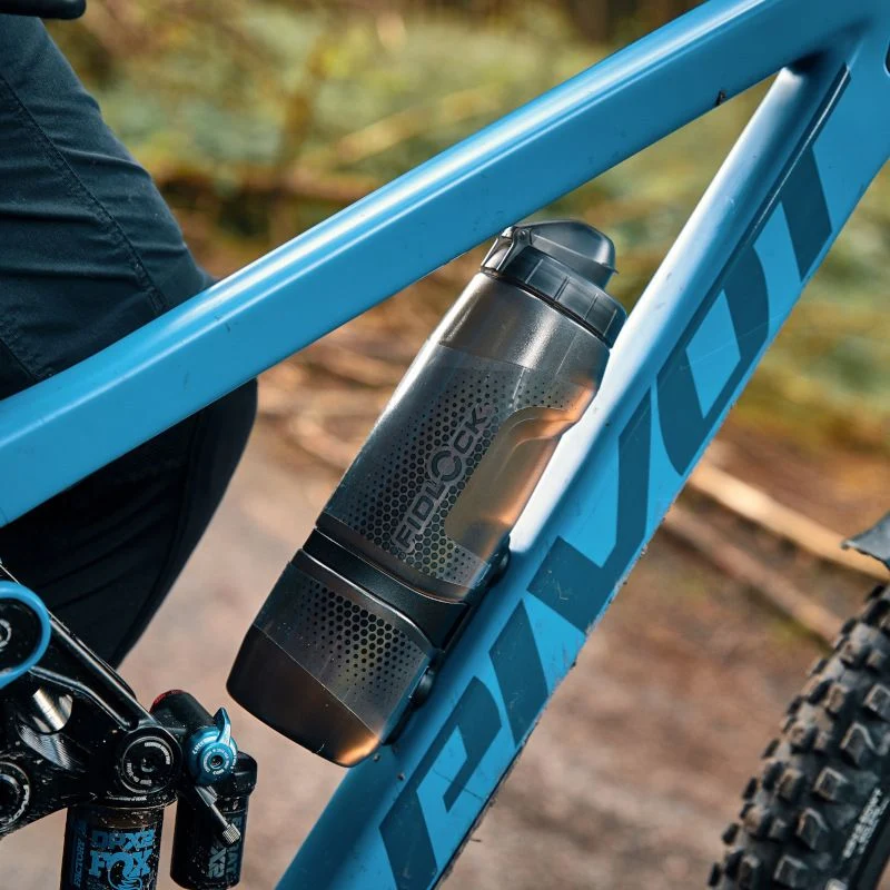 Flaske- og flaskeholdersæt FIDLOCK TWIST BIKE BASE 800 ml røget