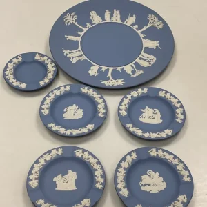 6 dele Wedgewood Jasperware i blåt signeret af John Wedgewood i 1964