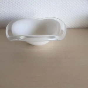 Kastrup glasværk. Skål i opalineglas med klar bølget rand 16 cm.