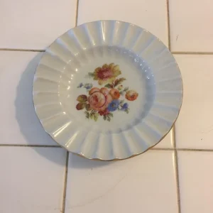 Lyngby, Skål med blomster og guldkant 15 cm.