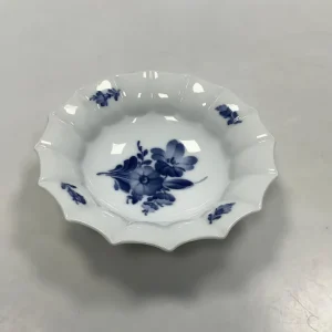 Royal Copenhagen Blå Blomst Kantet Skål No. 8556