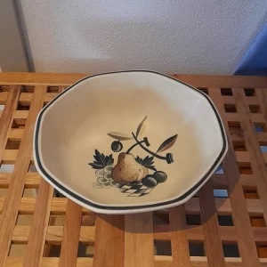 Royal Copenhagen. Fajance skål med frugt 23 cm.
