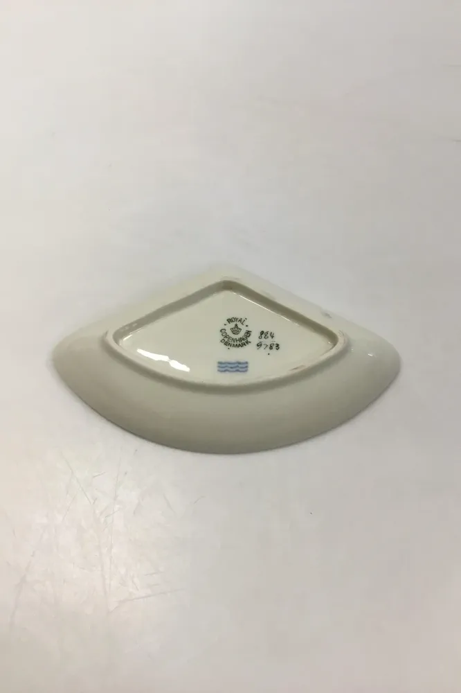 Royal Copenhagen Hjertegræs Trekantet skål No 884/9783