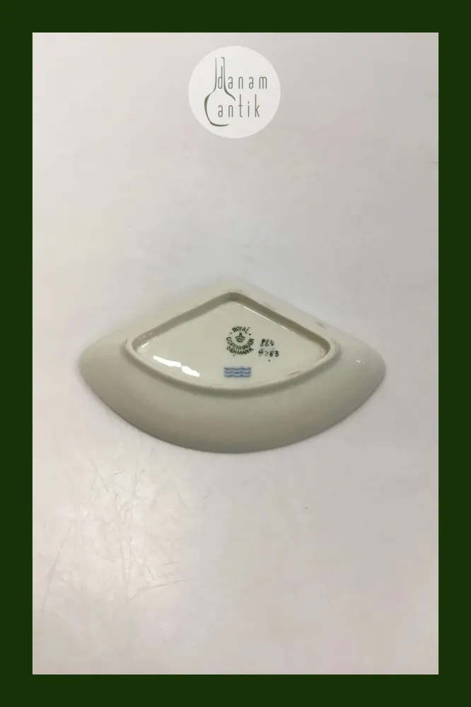 Royal Copenhagen Hjertegræs Trekantet skål No 884/9783