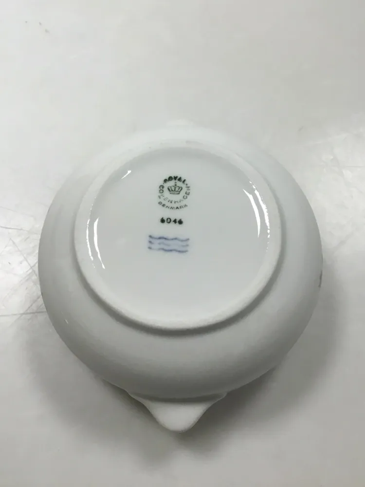 Royal Copenhagen Hotelporcelæn dekoreret med vilde planter Lille skål No 6046