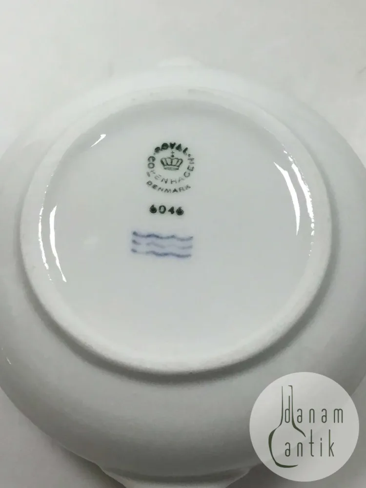 Royal Copenhagen Hotelporcelæn dekoreret med vilde planter Lille skål No 6046