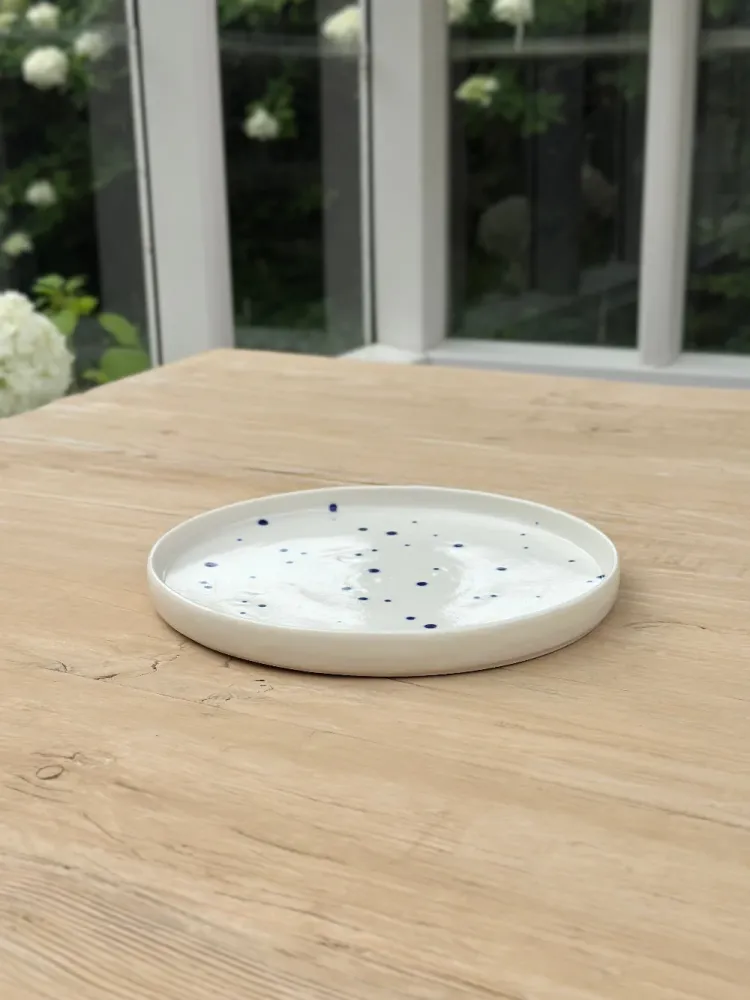 Ann-Louise Roman tallerken - små blå prikker 17 cm