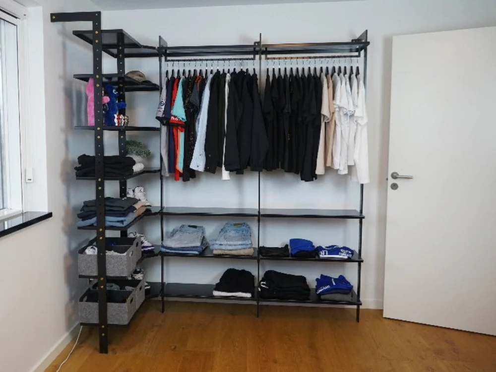 Garderobesystem AXIS 72 x H205 cm – Sortlakeret hylde med hæng plus 3 hylder