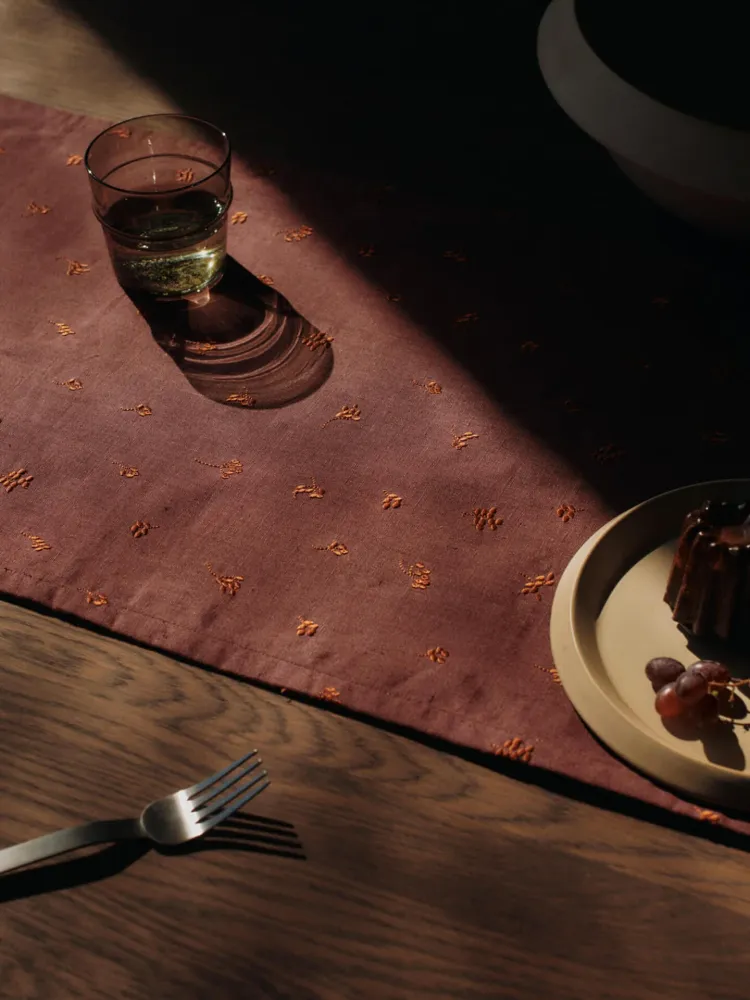 Baies Table Runner - Dark Grape/Picante Cherry - 70 x 90 Inches