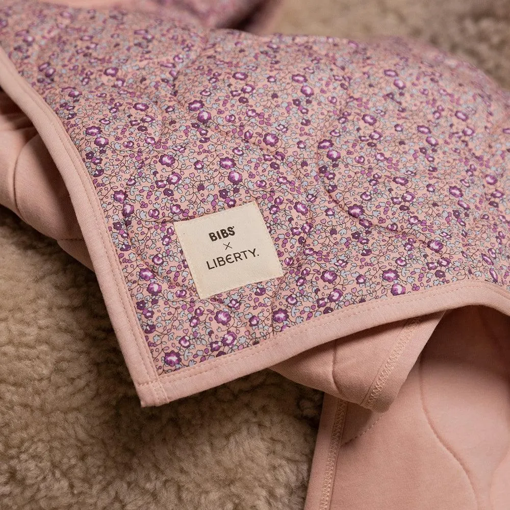 BIBS x LIBERTY Quiltet Tæppe Chamomile Lawn - Violet Sky