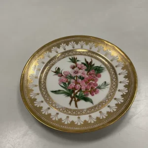 Royal Copenhagen Antik Tallerken med Blomster Motiv og guld. Signeret af Christian Klein fra 1820-1850 Måler 22cm / 8.66 i...