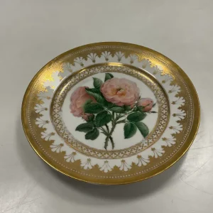 Royal Copenhagen Antik Tallerken med Blomster Motiv og guld. Signeret af Christian Klein fra 1820-1850 Måler 22cm / 8.66 i...