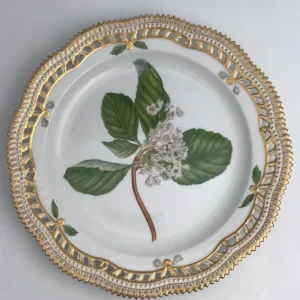 Royal Copenhagen Flora Danica Tallerken med gennembrudt kant No. 20/3526