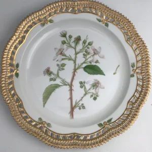 Royal Copenhagen Flora Danica Tallerken med gennembrudt kant No. 20/3526