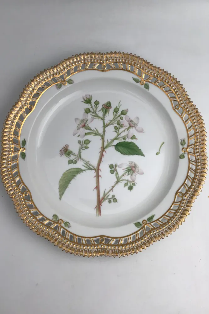 Royal Copenhagen Flora Danica Tallerken med gennembrudt kant No. 20/3526
