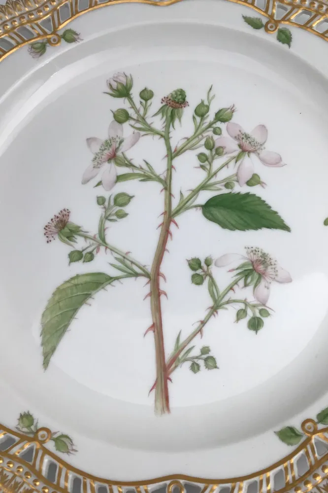 Royal Copenhagen Flora Danica Tallerken med gennembrudt kant No. 20/3526