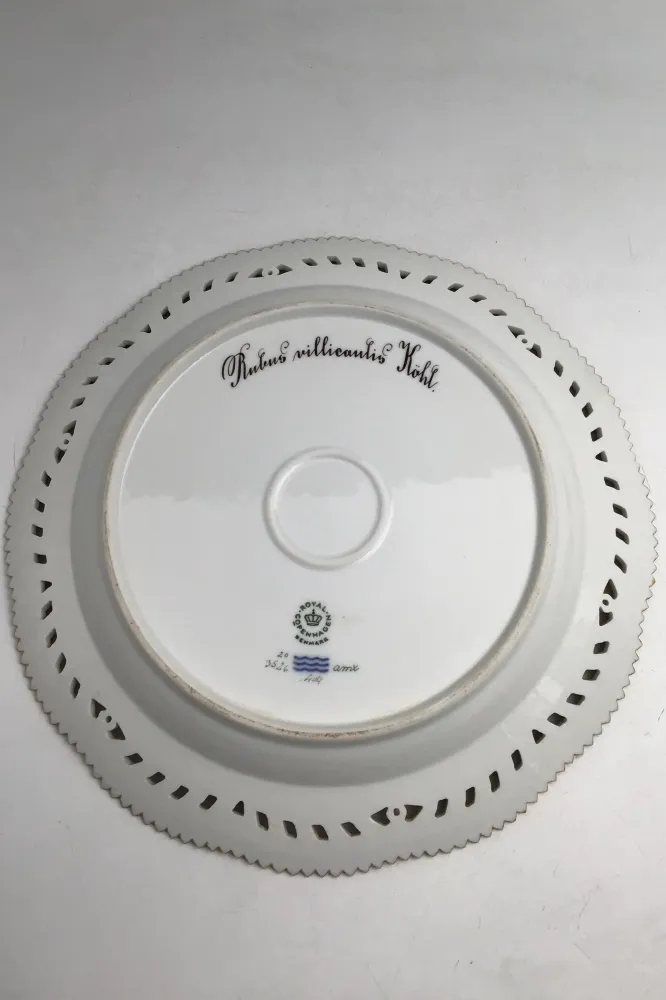 Royal Copenhagen Flora Danica Tallerken med gennembrudt kant No. 20/3526
