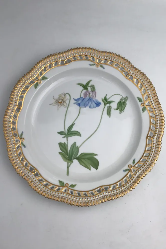 Royal Copenhagen Flora Danica Tallerken med gennembrudt kant No. 20/3526