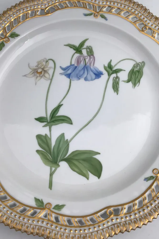 Royal Copenhagen Flora Danica Tallerken med gennembrudt kant No. 20/3526