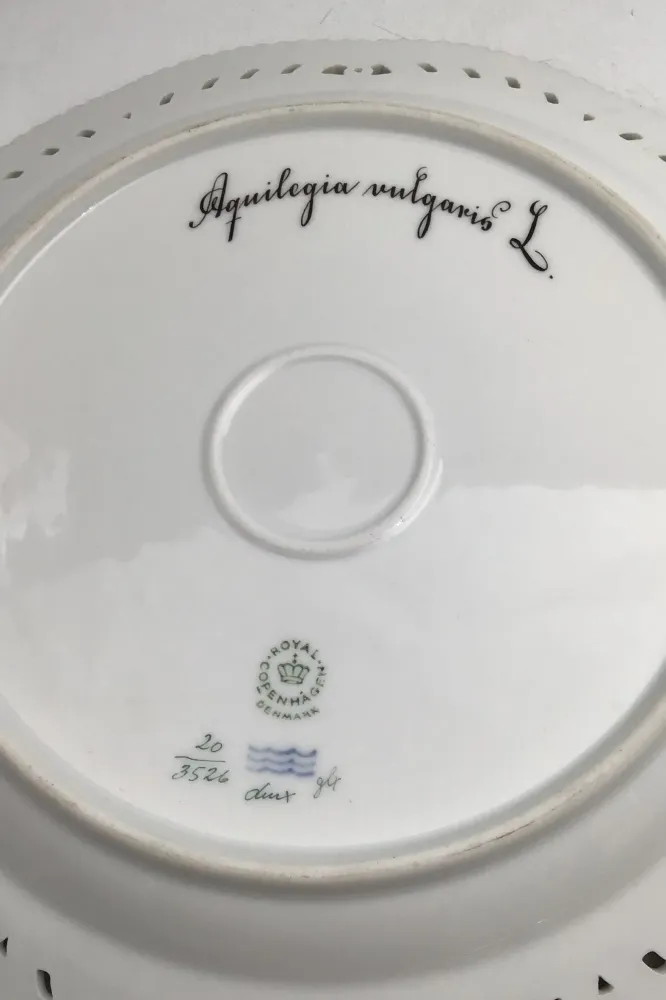 Royal Copenhagen Flora Danica Tallerken med gennembrudt kant No. 20/3526