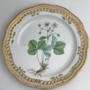 Royal Copenhagen Flora Danica Tallerken med gennembrudt kant No. 20/3526