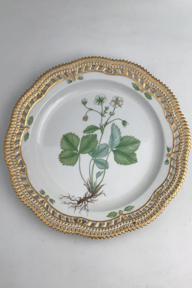Royal Copenhagen Flora Danica Tallerken med gennembrudt kant No. 20/3526