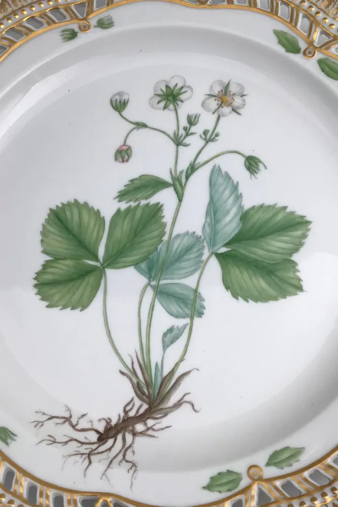 Royal Copenhagen Flora Danica Tallerken med gennembrudt kant No. 20/3526