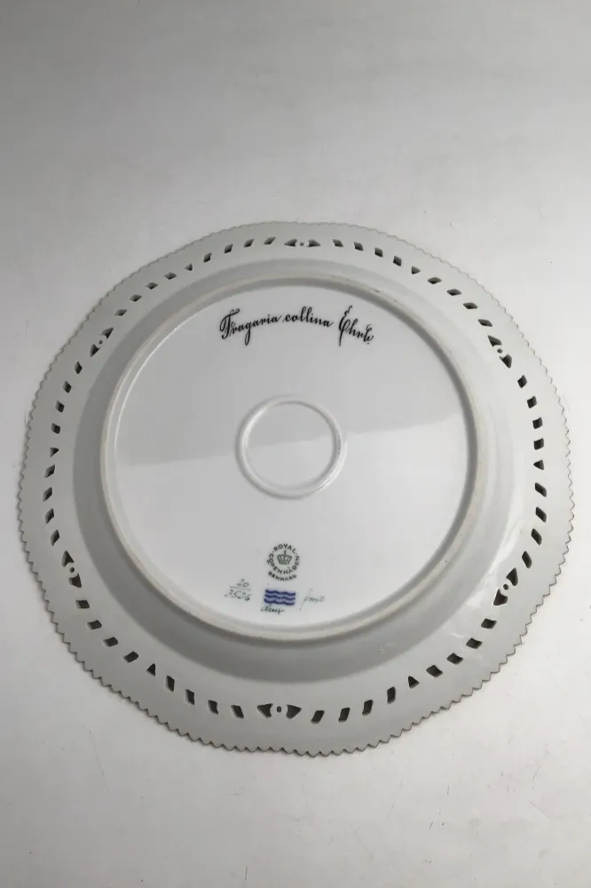 Royal Copenhagen Flora Danica Tallerken med gennembrudt kant No. 20/3526
