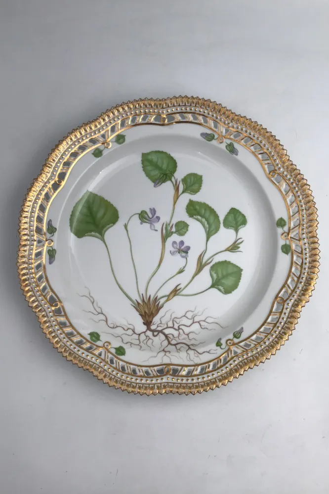 Royal Copenhagen Flora Danica Tallerken med gennembrudt kant No. 20/3526