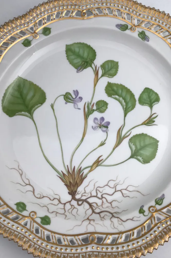 Royal Copenhagen Flora Danica Tallerken med gennembrudt kant No. 20/3526