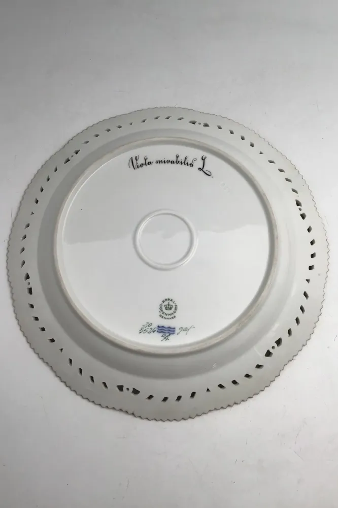 Royal Copenhagen Flora Danica Tallerken med gennembrudt kant No. 20/3526