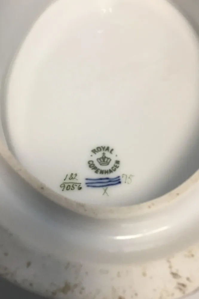 Royal Copenhagen Bellis og Følfod Terrin med låg og underfad No 9056