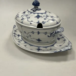 Royal Copenhagen Musselmalet Riflet oval terrin No 214 med underfad No. 217