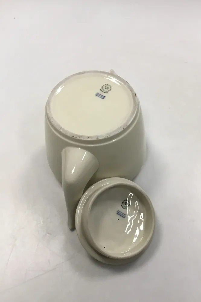 Royal Copenhagen Glat Cremefarvet stel med guldkant Tekande No 9534
