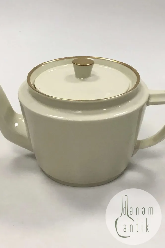 Royal Copenhagen Glat Cremefarvet stel med guldkant Tekande No 9534
