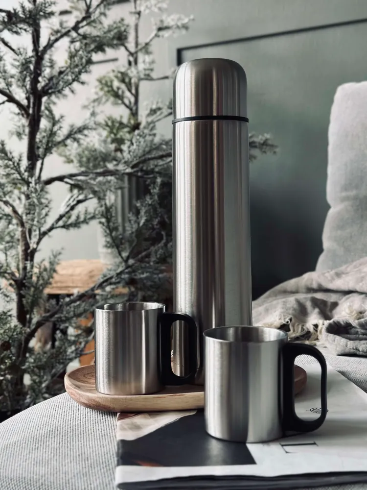 Termoflaske med 2 krus- 1000 ml.