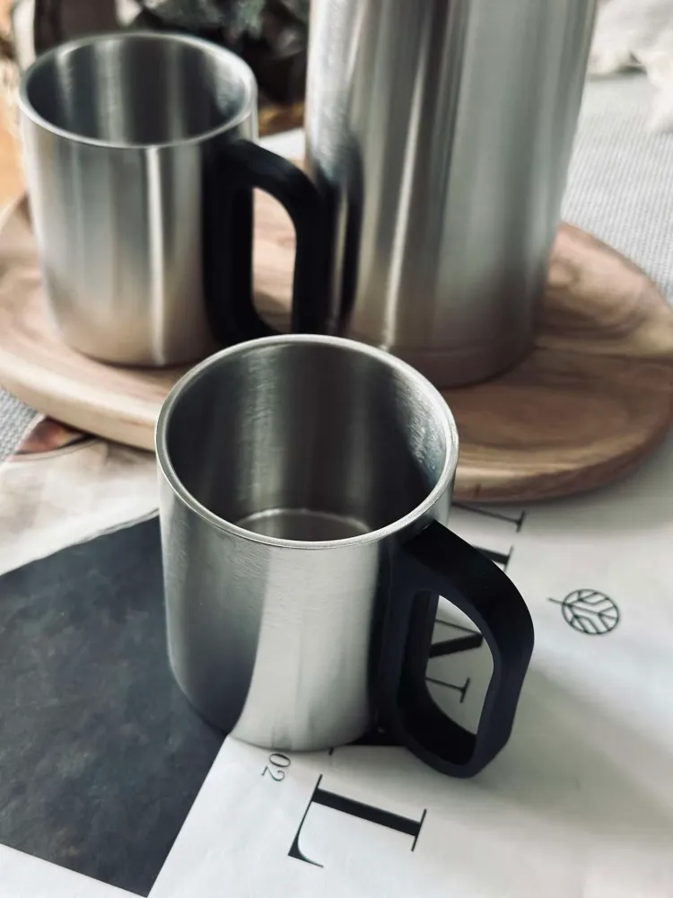 Termoflaske med 2 krus- 1000 ml.