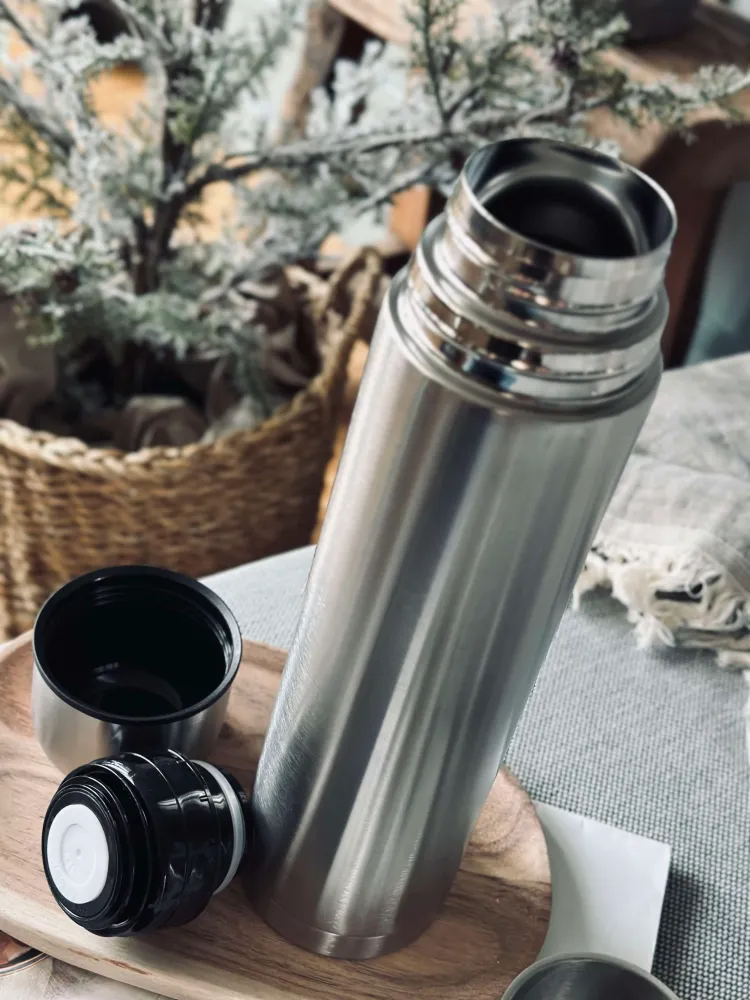 Termoflaske med 2 krus- 1000 ml.