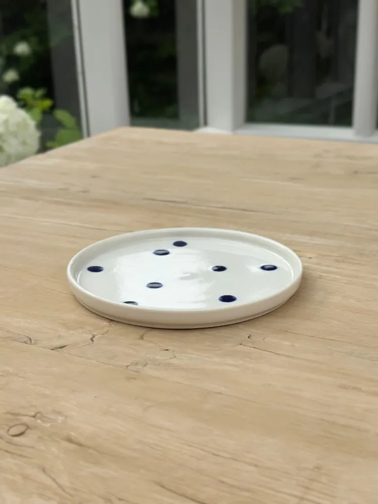 Ann-Louise Roman tallerken - store blå prikker 21 cm