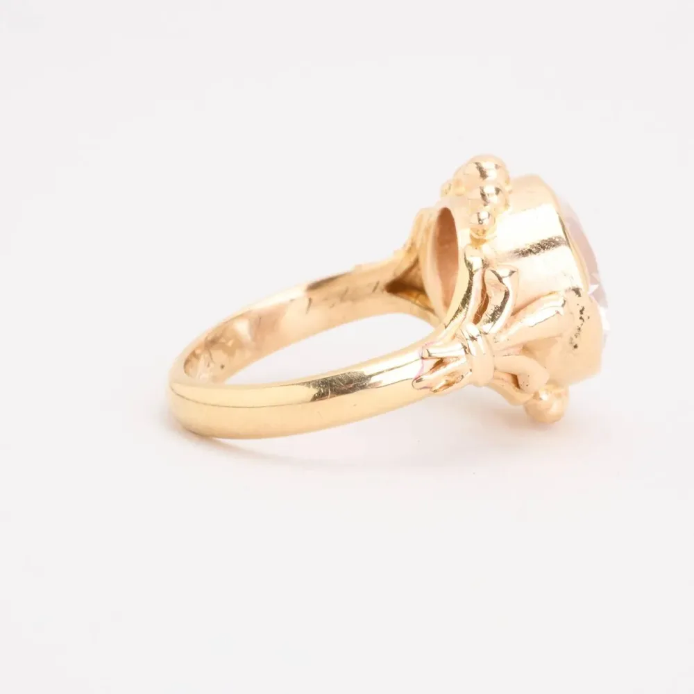 Cocktailring i 14K guld med en kridt sten, Str. 56, 6.92 g