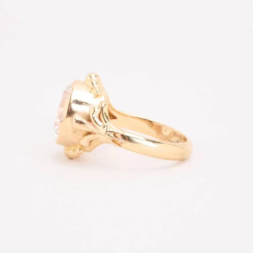 Cocktailring i 14K guld med en kridt sten, Str. 56, 6.92 g